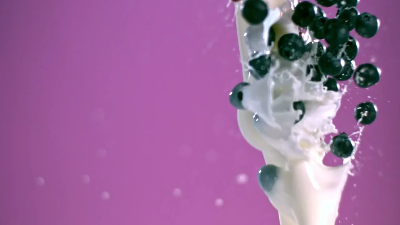 Granola e cioccolato che volano su un cielo azzurro, dallo showreel di Fornace